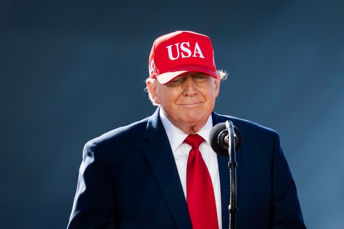 Trump, ABD’de galon başına 18,4 sent olan federal benzin vergisini askıya almayı düşündüğünü açıkladı. Başkan Donald Trump, 6 Ekim 2026’da Maryland eyaletinin Sparrows Point kentindeki Anduril Industries’de konuşma yapıyor. (Fotoğraf: Madalina Kilroy/The Epoch Times)