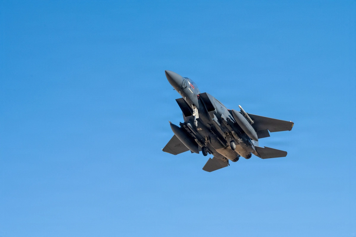 ABD Hava Kuvvetlerine ait bir F-15E Strike Eagle uçağı, İran savaşı sırasında Operation Epic Fury operasyonuna destek amacıyla bir görev için havalanıyor. Uçağın bulunduğu yer açıklanmazken, görüntü 9 Mart 2026 tarihinde kaydedildi. (Fotoğraf: U.S. Air Force/Reuters aracılığıyla dağıtılan fotoğraf)