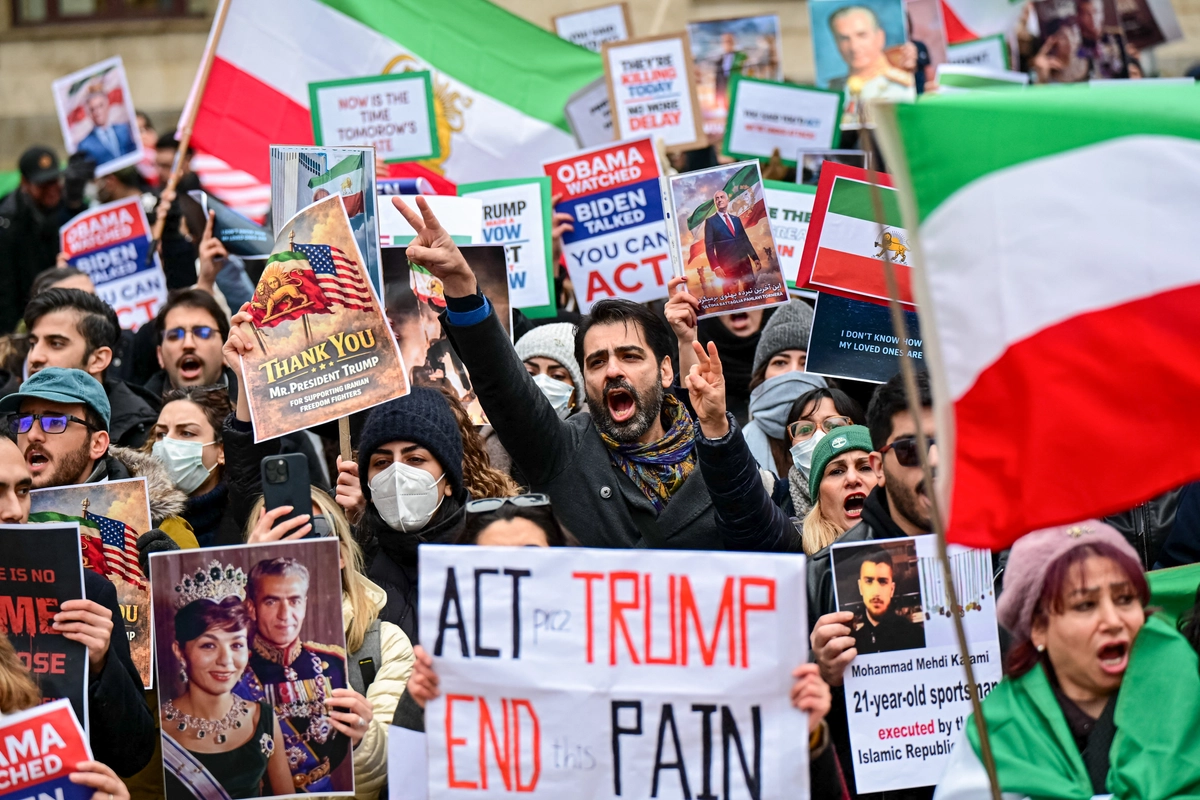 İran rejimi karşıtı protestocular, 13 Ocak 2026’da İtalya’nın Milano kentindeki ABD Konsolosluğu önünde düzenlenen mitingde slogan atıyor. (Fotoğraf: Piero Cruciatti / AFP via Getty Images)