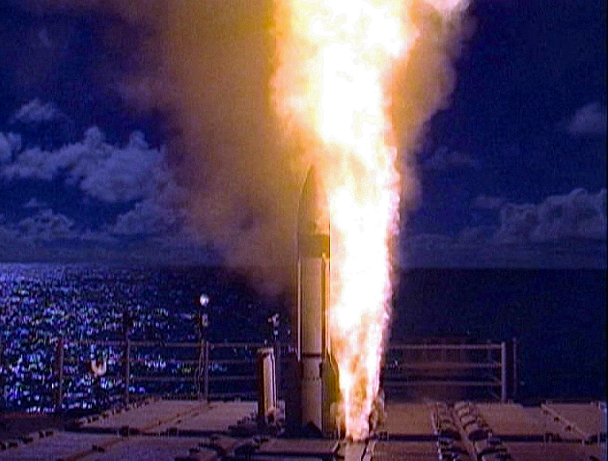 ABD Savunma Bakanlığı, Raytheon ile 6,3 milyar dolara kadar füze önleyici üretim anlaşması yaptı. Geliştirme aşamasındaki Standard Missile-3 (SM-3) füzesi, 21 Kasım 2002'de Pearl Harbor merkezli Aegis kruvazörü USS Lake Erie'den fırlatılıyor. (Fotoğraf: ABD Donanması/AFP, Getty Images aracılığıyla)
