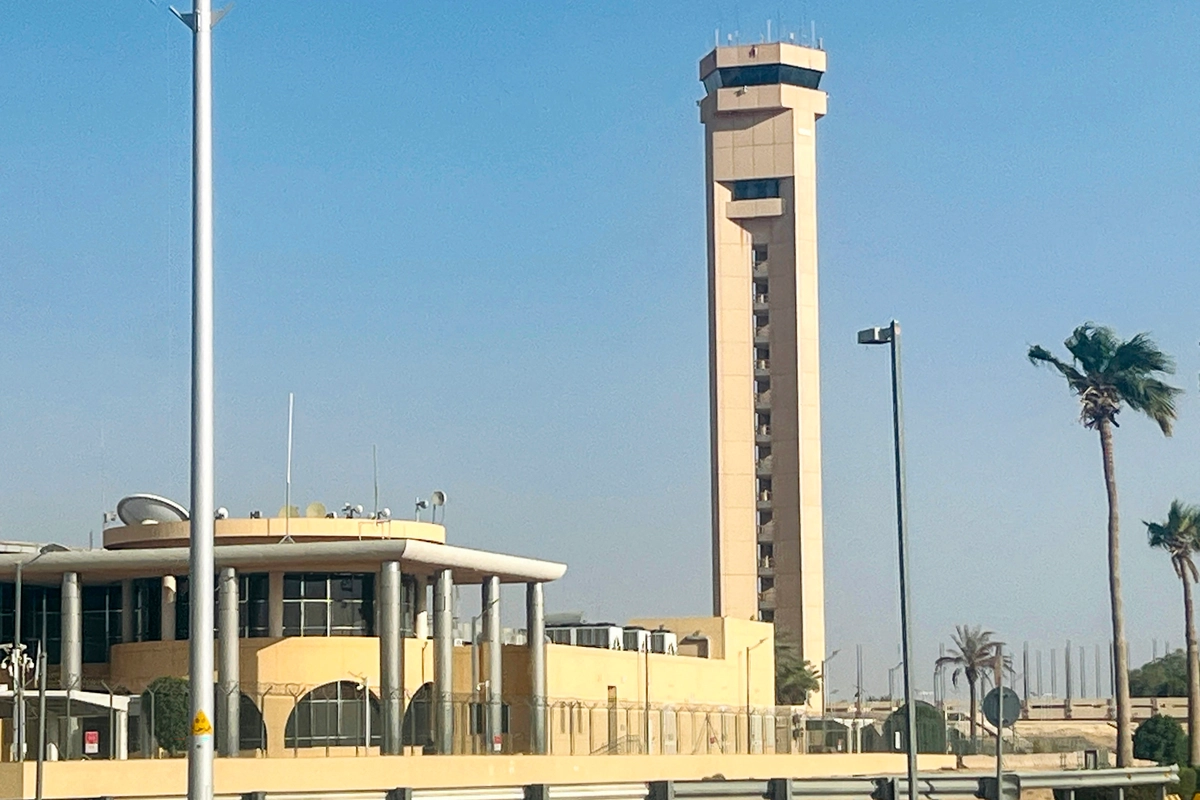 Suudi Arabistan’ın Riyad ve Dammam Havalimanlarına yeni saldırılar gerçekleşti. Riyad kentindeki Kral Halid Uluslararası Havalimanı’nda bulunan hava trafik kontrol kulesi, 19 Eylül 2026. (Fotoğraf: AFP - Getty Images, The Epoch Times aracılığıyla)