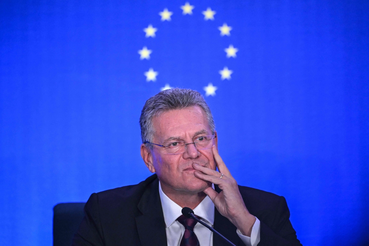 AB Ticaret Komiseri Maroš Šefčovič, 09 Ekim 2026’da Çin’in Pekin kentinde düzenlenen basın toplantısında gazetecilere konuşuyor. (Fotoğraf: Adek Berry / AFP via Getty Images)