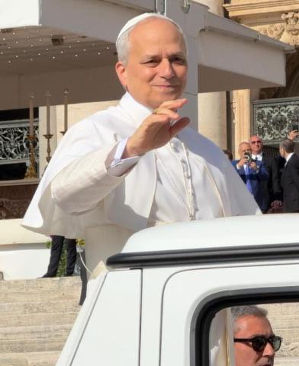 Papa 14. Leo, akciğerinde erken aşamada tespit edilen nodülün alınması için ameliyat olacağını açıkladı. Papa 14. Leo, göreve başlama töreninde papamobili içinde. (Fotoğraf: Wikimedia)