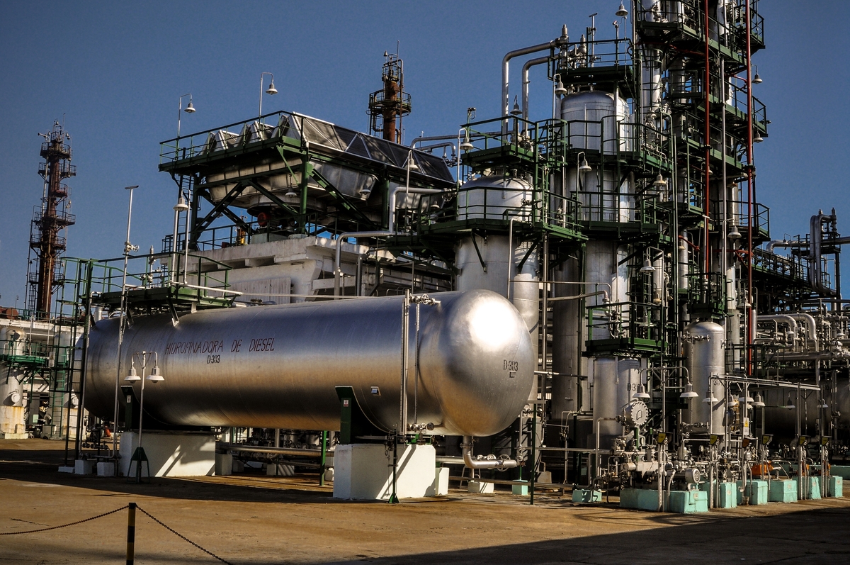 Küba, enerji krizini aşmak amacıyla petrol ve doğal gaz sektörünü yerli ve yabancı özel şirketlere açan yeni yasayı 19 Ekim'de yürürlüğe koyacak. Küba'nın başkenti Havana'nın yaklaşık 240 kilometre güneydoğusunda bulunan Camilo Cienfuegos Petrol Rafinerisi, 11 Şubat 2013. (Fotoğraf: Jean-Hervé Deiller/AFP/Getty Images)