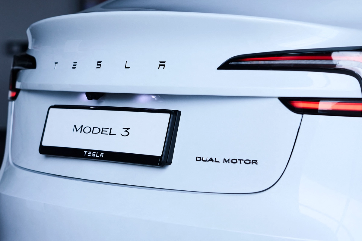 Tesla, Kanada’da en ucuz Model 3 modeli için siparişleri durdurdu. Şirket, hükümetin ithalat kotasını gerekçe gösterirken Çinli otomobil üreticileri Kanada pazarına girmeye hazırlanıyor.   22 Mart 2025’te, Londra’nın batısındaki Park Royal’de bulunan bir Tesla bayisinde Model 3’ün arka kısmı görülüyor. (Fotoğraf: Benjamin Cremel/AFP via Getty Images)