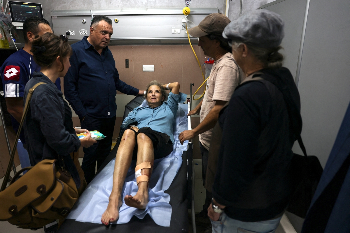 Yahudi-Amerikalı serbest foto muhabiri Heidi Levine, 16 Ekim 2026’da Batı Şeria’daki Ebu Falah köyünde Filistinli çiftçilerin zeytin hasadını görüntülerken saldırıya uğradı. Levine, Ramallah’taki devlet hastanesinin acil servisinde tedavi edilirken sedyede yatıyor. (Fotoğraf: Ahmad Gharabli/AFP)