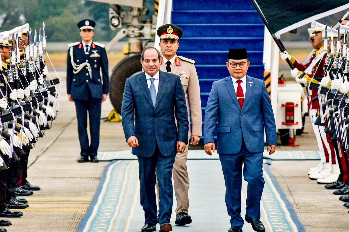 Mısır Cumhurbaşkanı Abdülfettah es-Sisi (ortada solda), Endonezya Siyasi ve Güvenlik İşlerinden Sorumlu Koordinasyon Bakanı Dudung Abdurachman (ortada sağda) eşliğinde, 10 Ekim 2026’da Endonezya’nın Cakarta kentindeki Halim Perdanakusuma Hava Üssü’ne varışında resmi törenle karşılanıyor. (Fotoğraf: Fatih Mubarok/AFP via Getty Images)