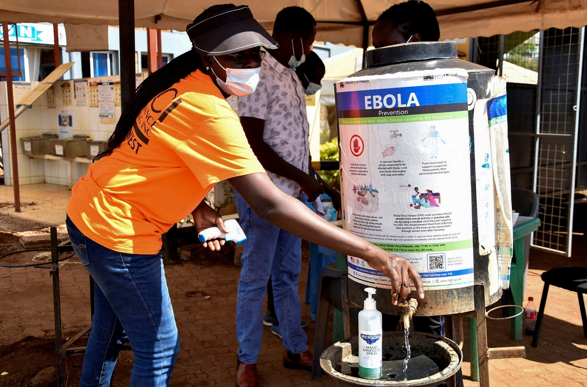 Nijerya, Uganda’dan gelen bir kadında 2026 yılının ilk Ebola vakasını doğruladı. 8 Ekim 2026’da, Kenya ile Uganda arasındaki Busia Sınır Kapısı’nda, Kenya göçmenlik hizmetlerine giriş yapan kişiler dezenfeksiyon istasyonunu kullanıyor. (Fotoğraf: James Keyi/Reuters)