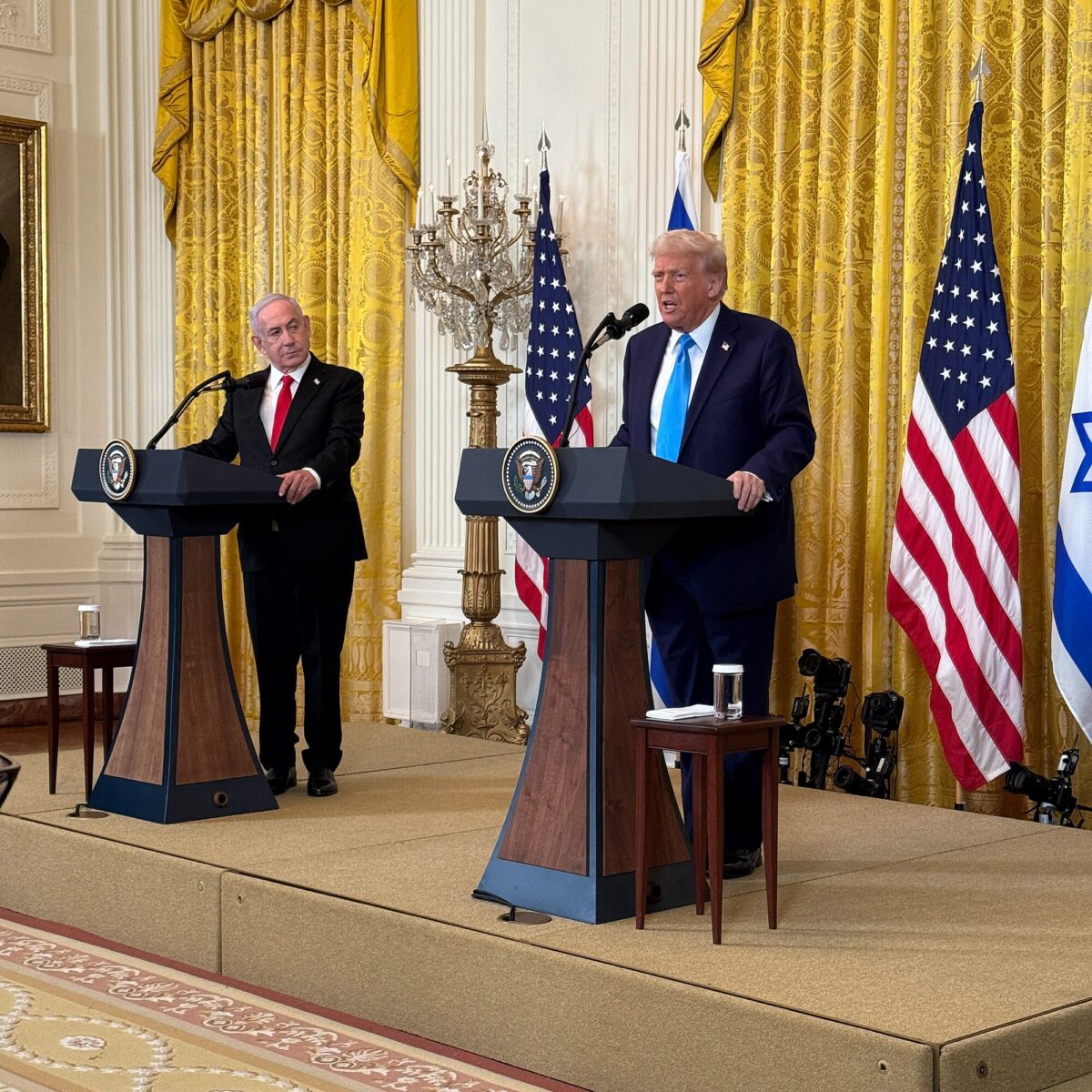 Netanyahu, İsrail’in temel hedefinin İran rejimini devirmek olduğunu açıkladı. 2025 yılında ABD Başkanı Donald Trump ve İsrail Başbakanı Binyamin Netanyahu. (Fotoğraf: Wikimedia)