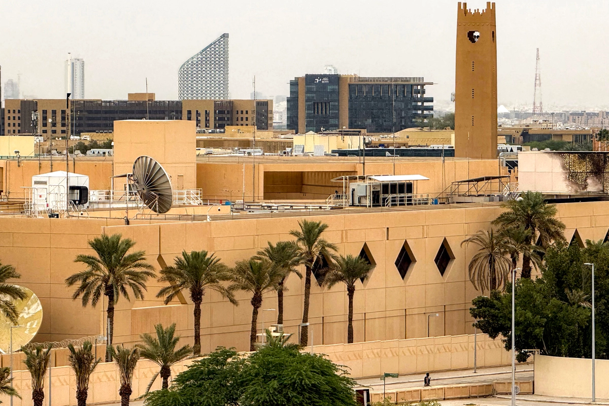 ABD, Husilerin artan saldırıları nedeniyle Suudi Arabistan’daki acil olmayan personelini ve ailelerini ülkeden ayrılmaya çağırdı. Suudi Arabistan’ın başkenti Riyad’daki ABD Büyükelçiliği binası, 3 Mart 2026. (Fotoğraf: AFP via Getty Images)
