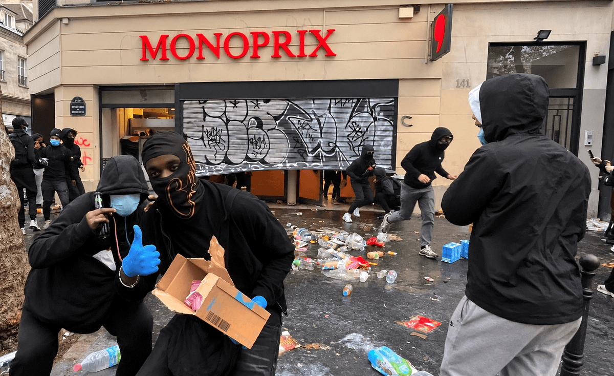 Paris isyanları sonrası yüzlerce şüpheli yargılanıyor. 17 Ekim 2026’da Paris’teki şiddet olayları sırasında maskeli göstericiler, Boulevard Saint-Denis üzerindeki Monoprix süpermarketini yağmalıyor. (Fotoğraf: Etienne Fauchaire/The Epoch Times)