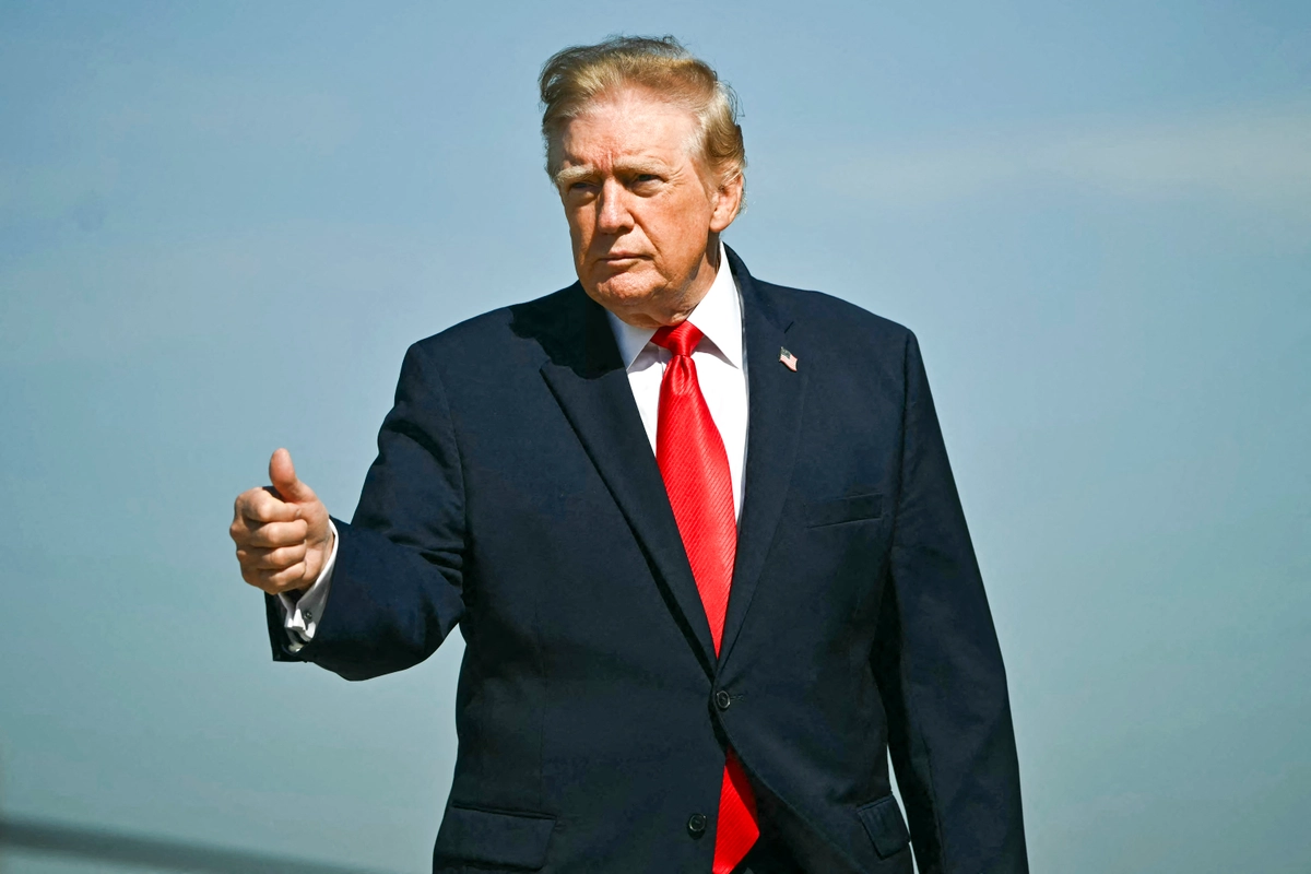 ABD Başkanı Donald Trump, İran’la anlaşma sağlanamaması halinde yeni bir askeri operasyon düzenleyebileceklerini söyledi. Trump, 13 Ekim 2026’da Maryland eyaletindeki Andrews Ortak Üssü’nde. (Fotoğraf: Kent Nishimura, AFP – Getty Images, The Epoch Times aracılığıyla)