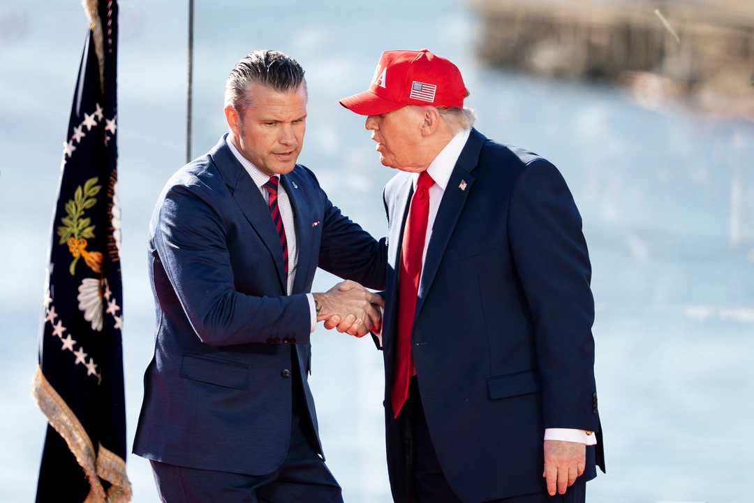 İran savaşı, ABD’de 2026 ara seçimleri öncesinde akaryakıt fiyatlarını ve seçmen tercihlerini etkiliyor. Savaş Bakanı Pete Hegseth ve ABD Başkanı Donald Trump, 6 Ekim 2026’da Maryland eyaletinin Sparrows Point bölgesindeki Anduril Industries tesisinde. (Fotoğraf: Madalina Kilroy / The Epoch Times)