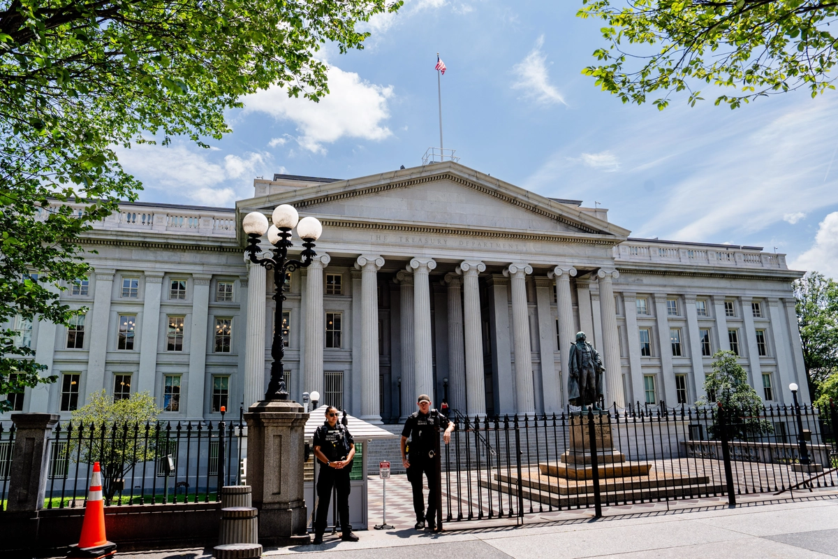 ABD Hazine Bakanlığı, Çin’in yapay zekâ ve biyoteknoloji sektörlerine yönelik yatırım kısıtlamalarını genişletmeyi önerdi.  ABD Hazine Bakanlığı binası, Washington, 30 Haziran 2025. (Fotoğraf: Madalina Kilroy/The Epoch Times)