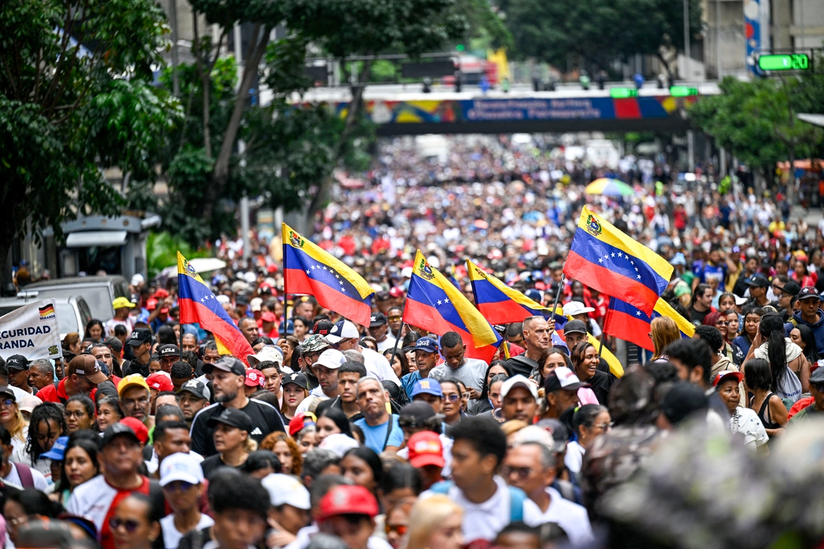 Marco Rubio, Venezuela seçimlerinin meşru kabul edilmesi için mevcut seçim altyapısının değiştirilmesi gerektiğini söyledi. Venezuela hükümetini destekleyenler, muhalefetin bir kesimiyle hükümet arasındaki diyalog sürecine destek vermek ve yaptırımların kaldırılmasını talep etmek amacıyla 13 Ekim 2026’da Caracas’ta düzenlenen yürüyüşe katılıyor. (Fotoğraf: Federico Parra, AFP - Getty Images, The Epoch Times aracılığıyla)