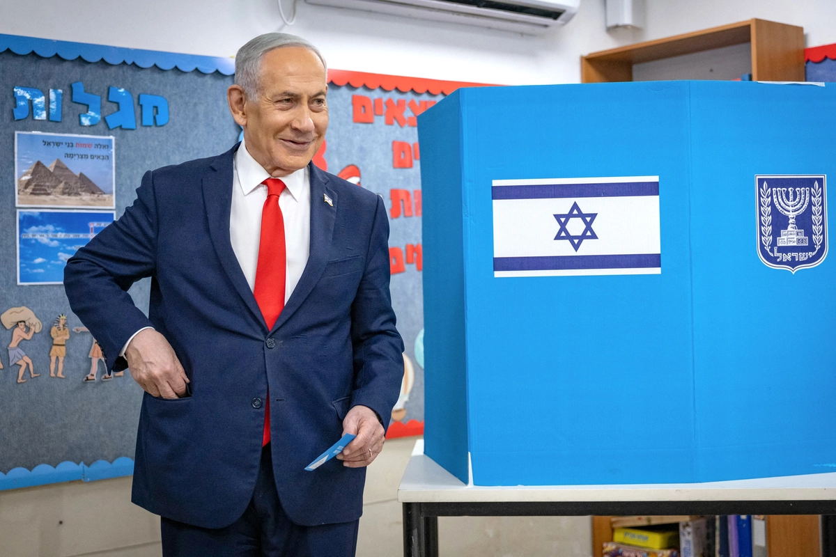 İsrail Başbakanı Binyamin Netanyahu İsrail seçimlerinde koalisyon arayışında. Netanyahu, 27 Ekim 2026’da İsrail’deki genel seçimler kapsamında oyunu Kudüs’te bulunan bir sandıkta kullandı. (Fotoğraf: Yonatan Sindel, AFP - Getty Images, The Epoch Times aracılığıyla)