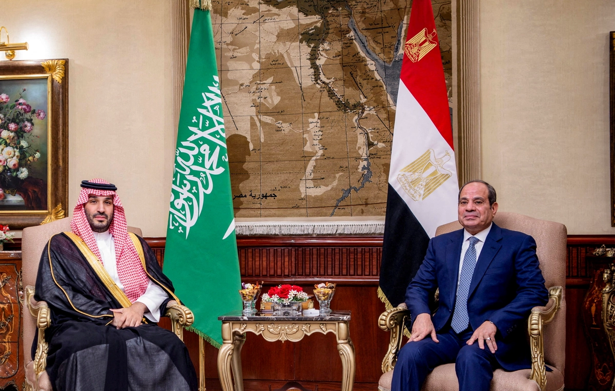 Mısır Cumhurbaşkanı Abdülfettah es-Sisi (sağda), 15 Eylül 2026’da Mısır’ın başkenti Kahire’de Suudi Arabistan Veliaht Prensi Muhammed bin Selman ile görüşüyor. (Fotoğraf: Bandar Algaloud / Suudi Kraliyet Divanı aracılığıyla Reuters)