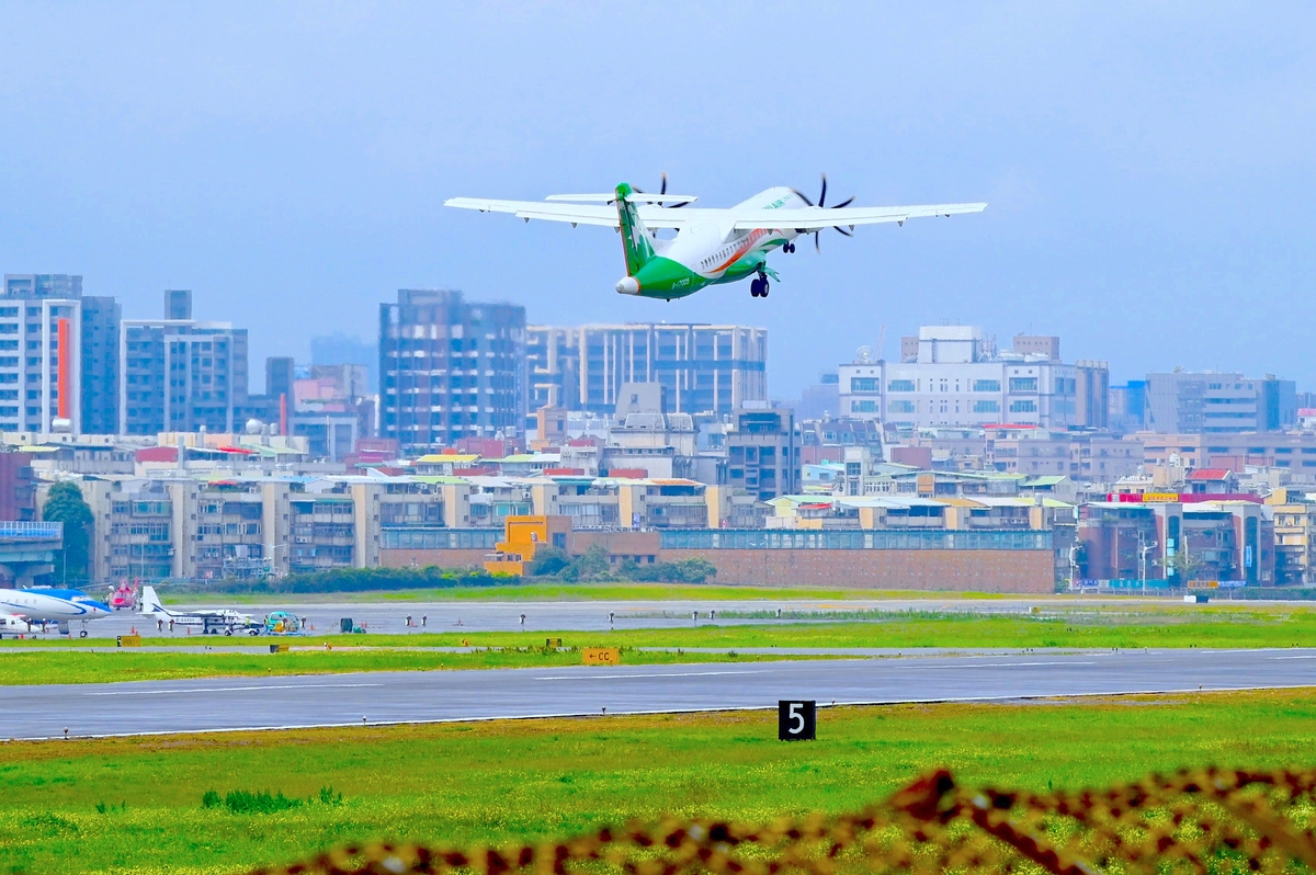 Tayvan, Pakistan’ı Pekin’in politikalarını izleyerek iki Tayvanlı hava yolunun hava sahası erişimini kısıtlamakla suçladı. EVA Air’e ait ATR-72 tipi bir uçak, 6 Mart 2019’da Tayvan’ın Taipei kentindeki Sung Shan Havalimanı’ndan kalkıyor. (Fotoğraf: Sam Yeh, AFP - Getty Images, The Epoch Times aracılığıyla)