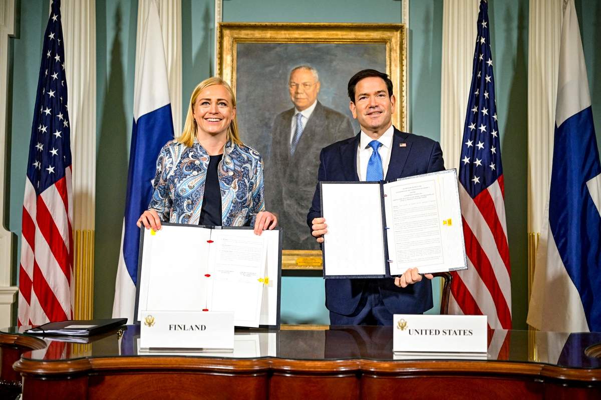 ABD Dışişleri Bakanı Marco Rubio (sağda), 29 Ekim 2026’da Washington’daki Dışişleri Bakanlığında Finlandiya Dışişleri Bakanı Elina Valtonen ile mutabakat zaptı imzalıyor. (Fotoğraf:Oliver Contreras / AFP via Getty Image)