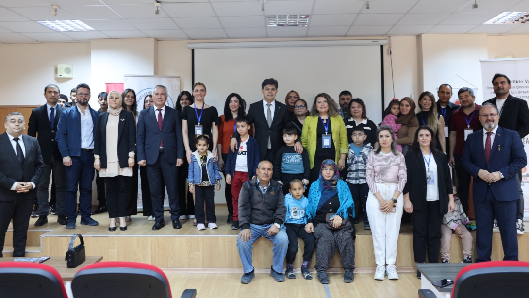 Özel gereksinimli çocuklar ve ebeveynleri için sosyal entegrasyonu hedefleyen proje başladı.  (Fotoğraf: Mersin İl Milli Eğitim Müdürlüğü Basın Bürosu)