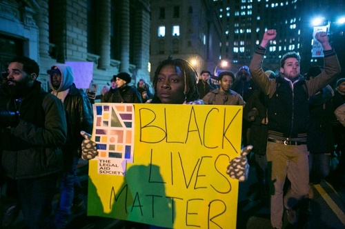 Eric Garner davasında kararın açıklanmasının ardından binlerce kişi dün New York sokaklarına akın etti (Benjamin Chasteen, The Epoch Times)