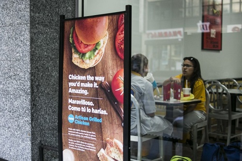 McDonald’ın yeni ürünü Artisan Izgara Tavuk reklamı, Manhattan, New York 4 Mayıs 2015 (Samira Bouaou/Epoch Times)