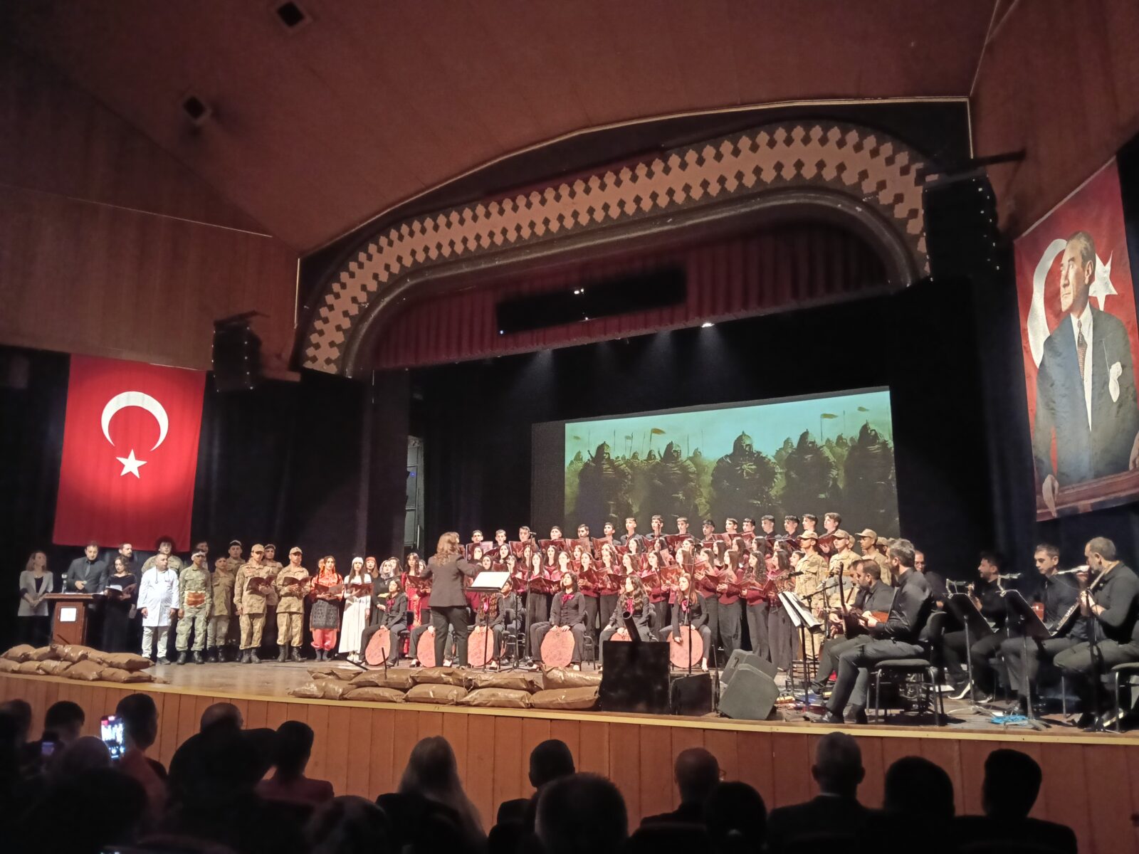 ​Çanakkale Zaferi’nin 111. yıl dönümü anısına düzenlenen dev Çanakkale Oratoryosu, Mersin Kültür Merkezi (Opera ve Bale Salonu) sahnesinde izleyenlere duygu dolu anlar yaşattı. ​Çanakkale Zaferi’nin 111. yıl dönümü anısına düzenlenen dev Çanakkale Oratoryosu, Mersin Kültür Merkezi (Opera ve Bale Salonu) sahnesinde izleyenlere duygu dolu anlar yaşattı. 
