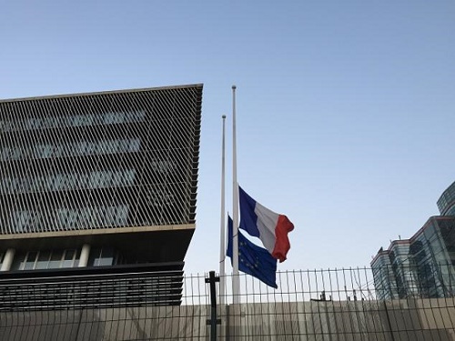 Pekin'deki Fransız Büyükelçiliği bayrakları yarıya indirildi (Getty Images)