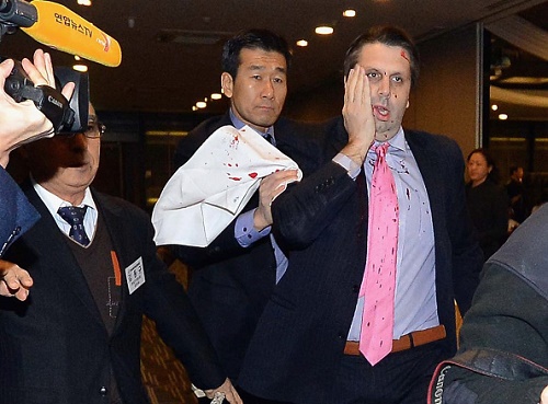 ABD'nin Güney Kore Büyükelçisi Mark Lippert jiletli saldırıya uğradı. Lippert'in yüzü ve sağ elinde kesikler oluştu. (Fotoğraf: Asia Economy Gazetesi, Getty Images)