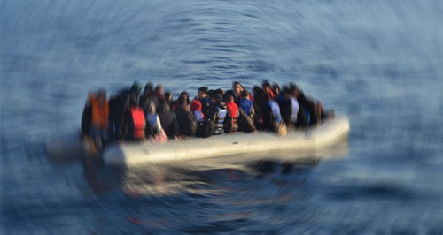 700 Kaçak göçmeni taşıyan tekne battı. (İHA)
