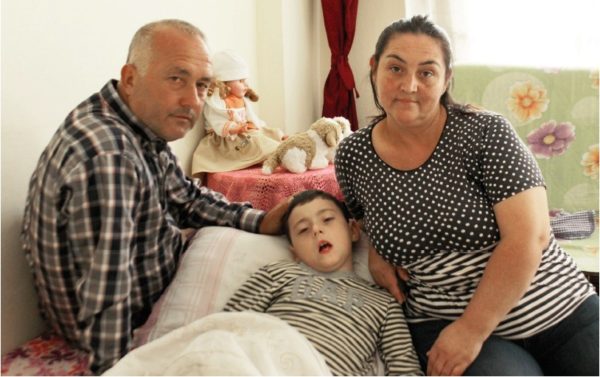 Serebral Palsi hastası Eyberk Demir anne ve babası ile birlikte (Fotoğraf: G. Hakan Koçman) 
