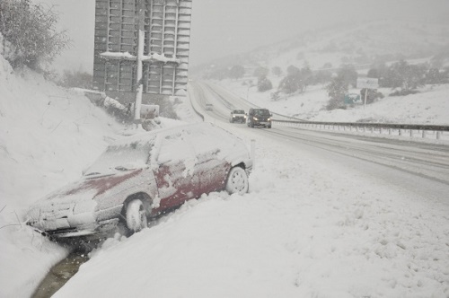 Balıkesir'de 2 gündür etkili olan kar yağışı yüzünden yollar kapandı araçlar yollarda mahsur kaldı. (İHA)