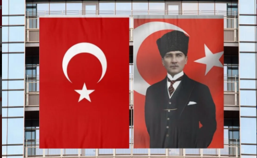 Milli Bayramlar için yeni "Bayrak Asma Yönetmeliği" tepki çekti.