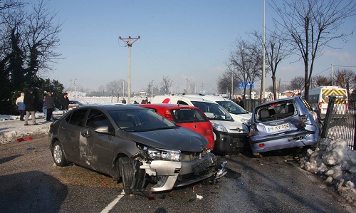 Sabah saatlerinde meydana gelen aşırı sis ve buzlanma nedeniyle Bursa-Mudanya karayolunda 50'dan fazla araç birbirine girdi (İHA)