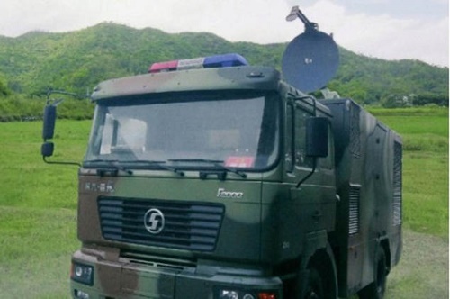 Çin'in ışın dalgası yayan silahı Poly WB-1 görünürde hantal bir araba ancak bir kilometrelik mesafeden etkili olabiliyor (Fotoğraf: Top81.net ekran görüntüsü)