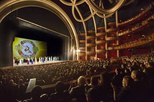 Dolby Müzik Salonunda Shen Yun uzun süre ayakta alkışlandı. Tekrar tekrar sahneye çağrıldı (Epoch Times)