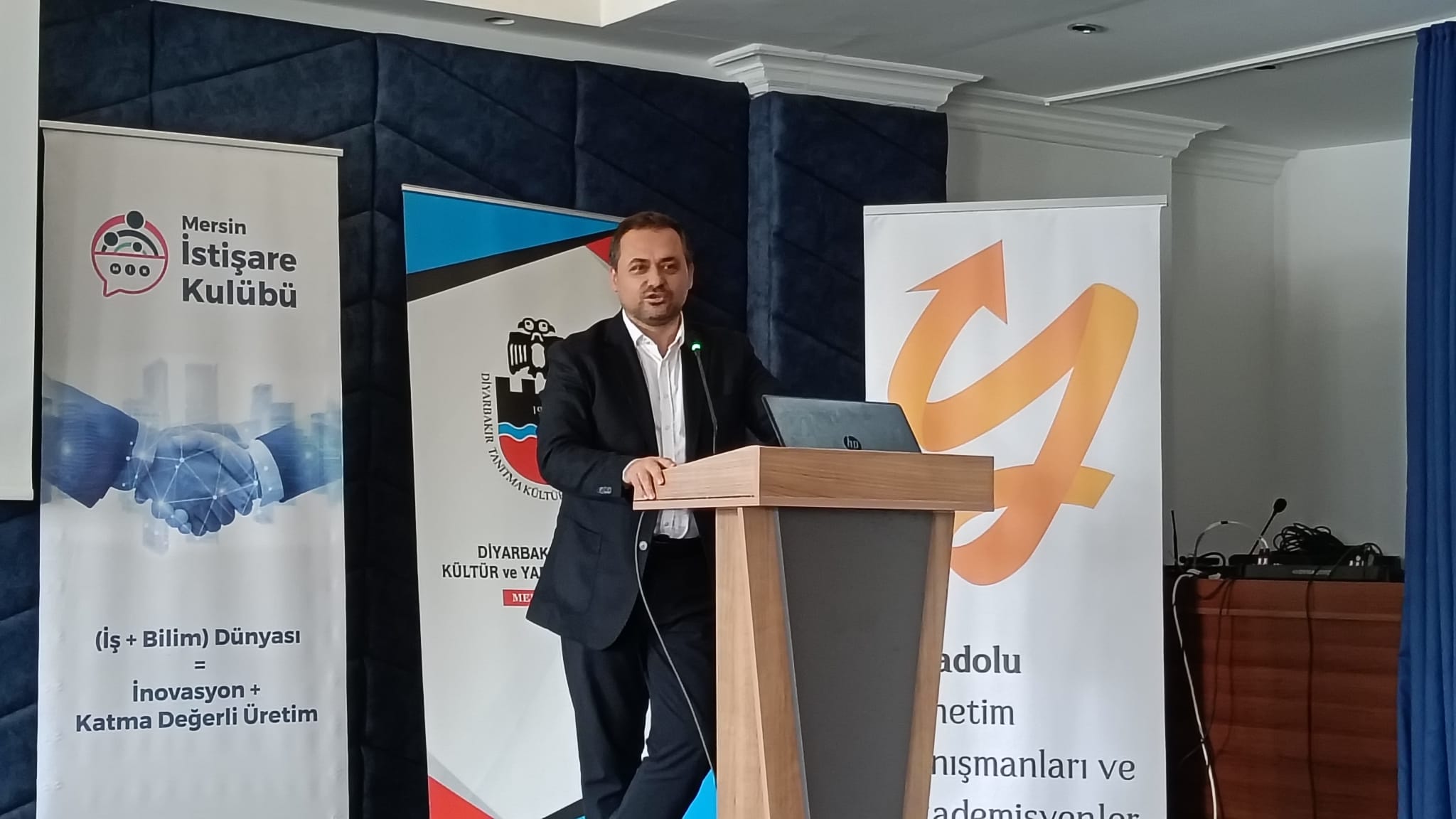 Mersin Üniversitesi Genç Girişimci Uygulama ve Araştırma Merkezi Müdürü ve Sanayici Dr. Gürbüz Çomak (Fotoğraf: G. Hakan Koçman, The Epoch Times)