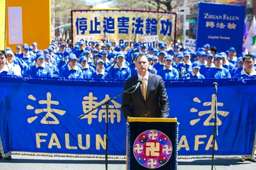 DAFOH - Zorla Organ Toplamaya Karşı Doktorlar kuruluşundan Dr. Damon Noto, 25 Nisan 2015’te New York’ta düzenlenen mitingde konuştu ve Çin’de Falun Gong’a yapılan işkencenin durdurulması çağrısında bulundu. (Benjamin Chasteen/Epoch Times)