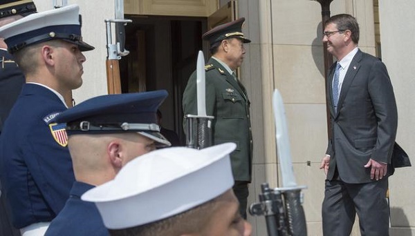 Çinli General Fan Changlong ve ABD Savunma Bakanı Ashton Carter Washington’da  düzenlenen toplantıda askeri işbirliği ve tatbikat için anlaştı. (Fotoğraf : PAUL J. RICHARDS /Getty Images)