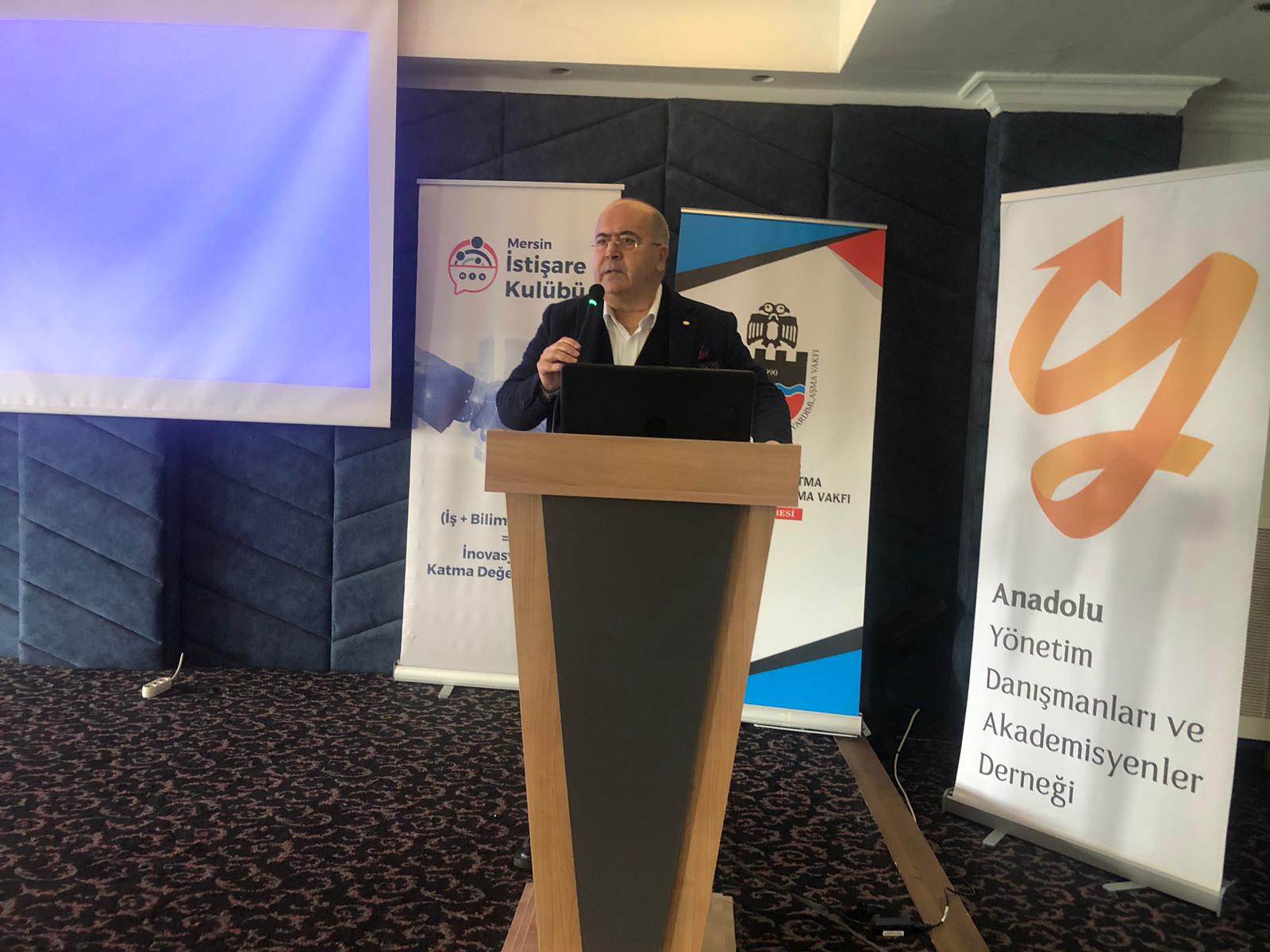 Mersin İstişare Kulübü'nün Üniversite - Sanayi iş birliği toplantısında konuşan Mersin İstişare Kulübü Başkanı Ferudun Gündüz (Fotoğraf: Hikmet Durgun)