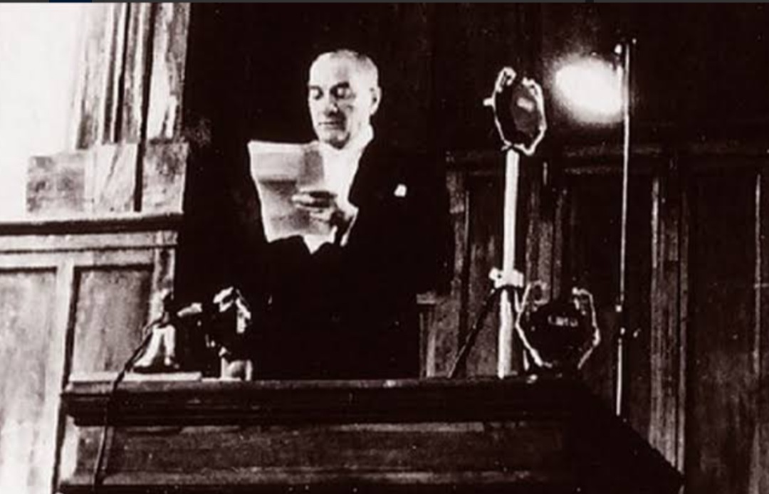 Mustafa Kemal Paşa 29 Ekim 1923'te Büyük Millet Meclisi’nde Cumhuriyet'i ilan ediyor. (Fotoğraf: Uludağ Üniversitesi web sayfası)