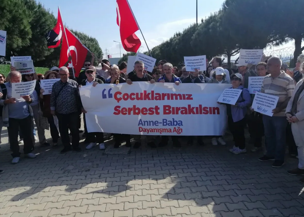 Silivri’deki tutuklu gençler için tahliye talebiyle pankart açtılar. (Fotoğraf: Anne Baba Dayanışma Ağı )