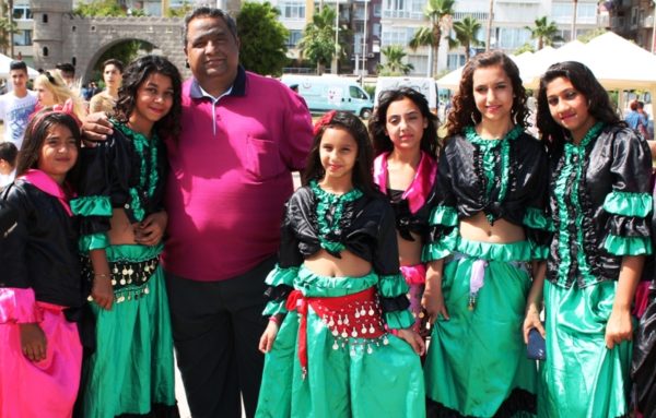 Akdeniz Roman Dernekleri Federasyonu Ali Daylam Roman kızlarla birlikte 