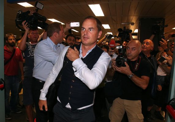 epa05464906 New Inter's coach Frank de Boer arrives  at the Linate airport in Milan, Italy, 08 August 2016. De Boer replaces Roberto Mancini  on the job.  EPA/MATTEO BAZZI