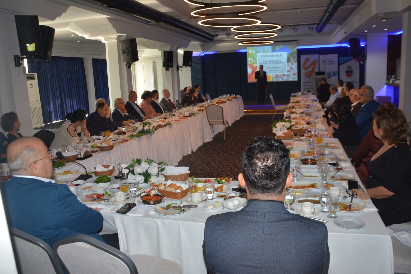 Mersin İstişare Kulübü, Kasım ayı toplantısında çevre ve atık yönetimi konularını ele aldığı “Çevre Sorunları ve Çözüm Önerileri” başlıklı bir buluşma gerçekleştirdi.