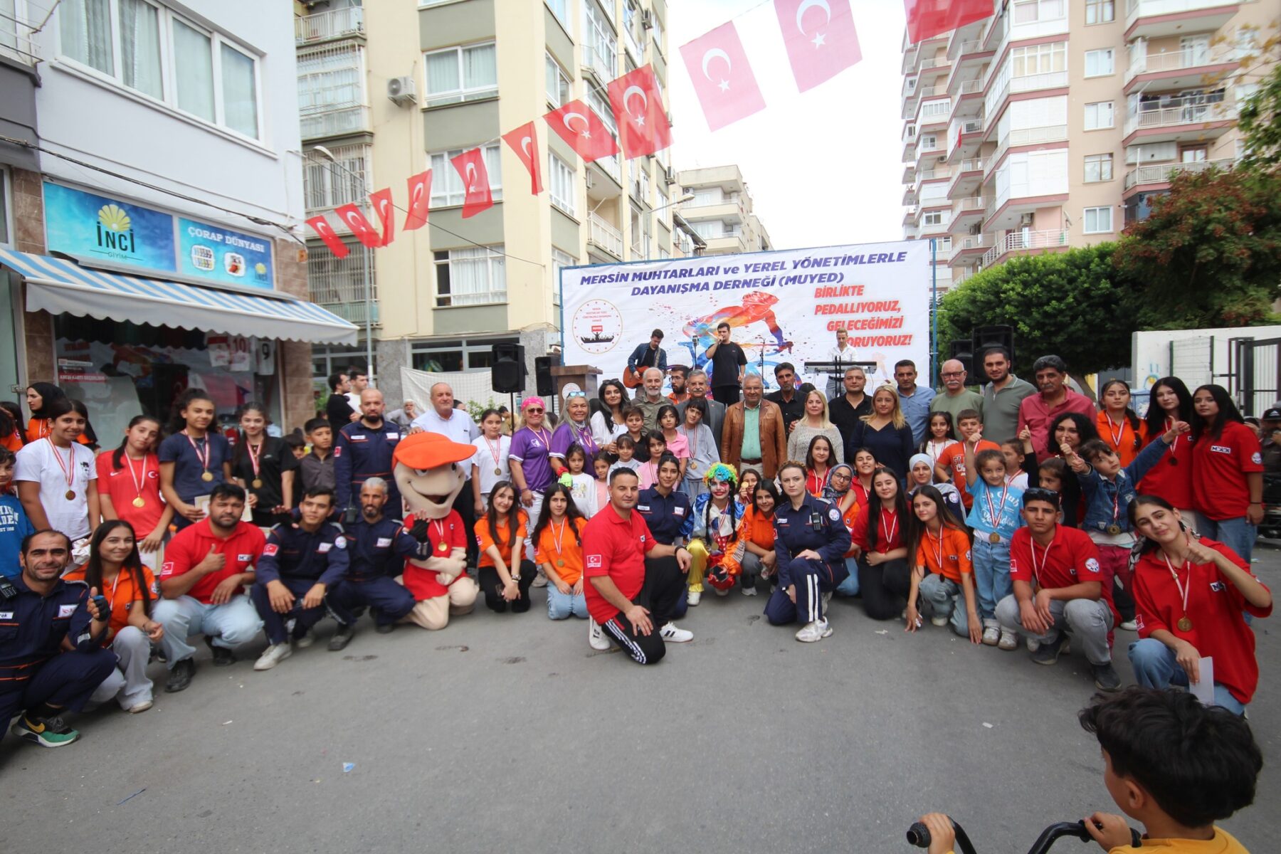 Mersin Muhtarları Yerel Yönetimlerle Dayanışma Derneği (MUYED) Mersin’deki madde bağımlılığı ile mücadele dernekleri ve bisiklet dernekleri ile iş birliği içerisinde “Maddeye Karşı Pedal Çeviriyoruz, Geleceğimizi Koruyoruz” sloganıyla bir etkinlik gerçekleştirdi. 