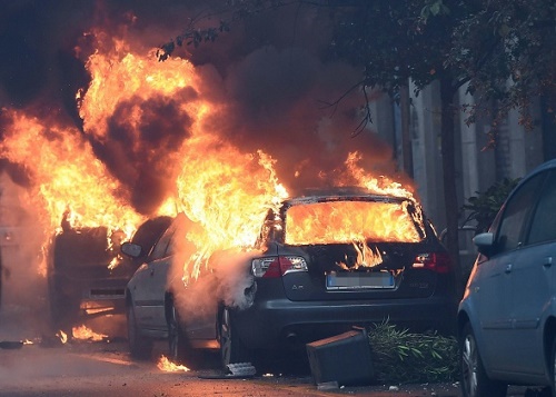 Milano'da yaklaşık 20 bin kişinin katıldığı gösterilerde polise ve bazı binalara kağıt bombalar ve taş atıldı, arabalar yakıldı. (İHA)