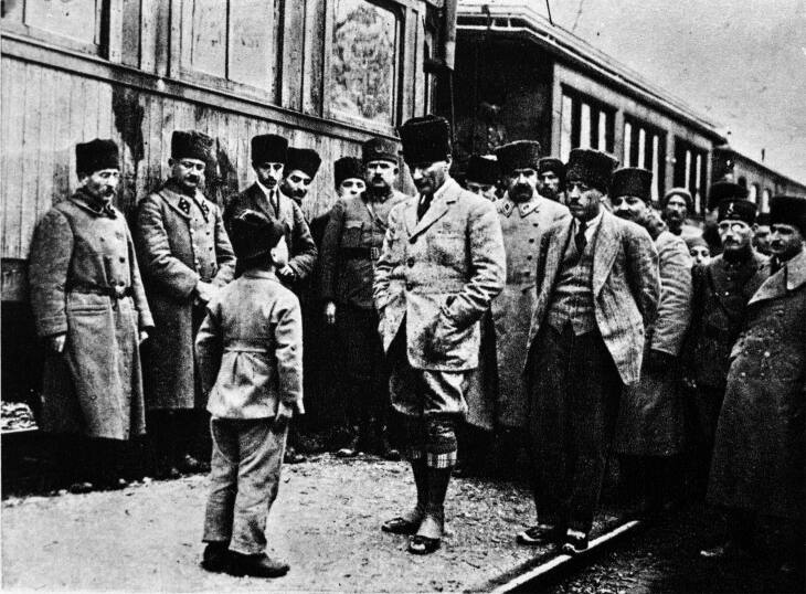 23 Nisan kutlamaları, Birinci Büyük Millet Meclisi'nin kurulmasından 1 yıl sonra başladı. Mustafa Kemal Paşa, 16 Ocak 1923'te Vezirhan'ı ziyareti sırasında bir çocuğun okuduğu şiiri dikkat ve ilgiyle dinliyor. (Fotoğraf: Wikimedia)