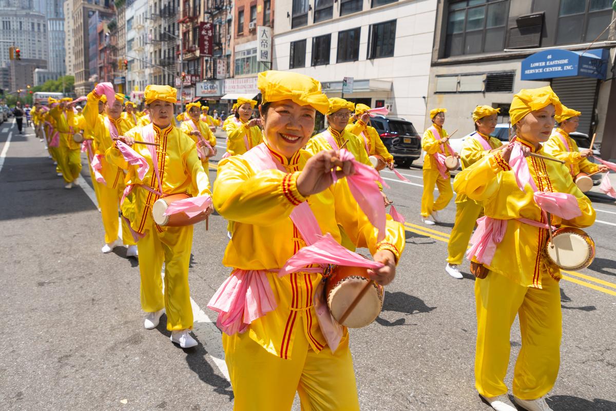 Falun Gong uygulayıcıları, New York'ta yürüyüş düzenledi. Çin Komünist Partisi'nin Falun Gong'a karşı 27 yıldır sürdürdüğü zulüm devam ediyor. (Fotoğraf: Mark Zou, The Epoch Times)