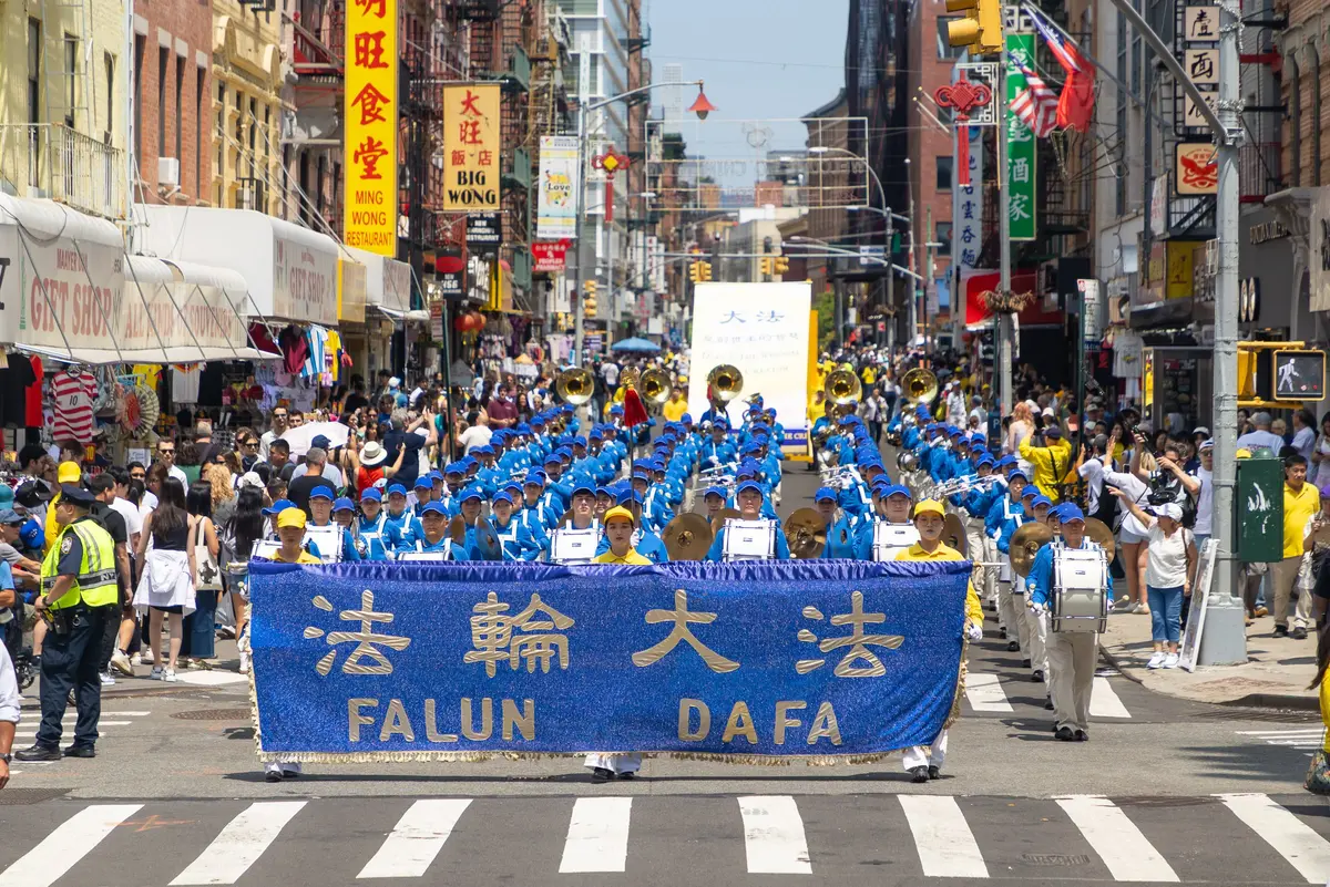 Falun Gong uygulayıcıları, New York'ta düzenlenen yürüyüşe katıldı. Çin Komünist Partisi'nin Falun Gong'a karşı 27 yıldır sürdürdüğü zulüm devam ediyor. (Fotoğraf: Larry Dye, The Epoch Times)